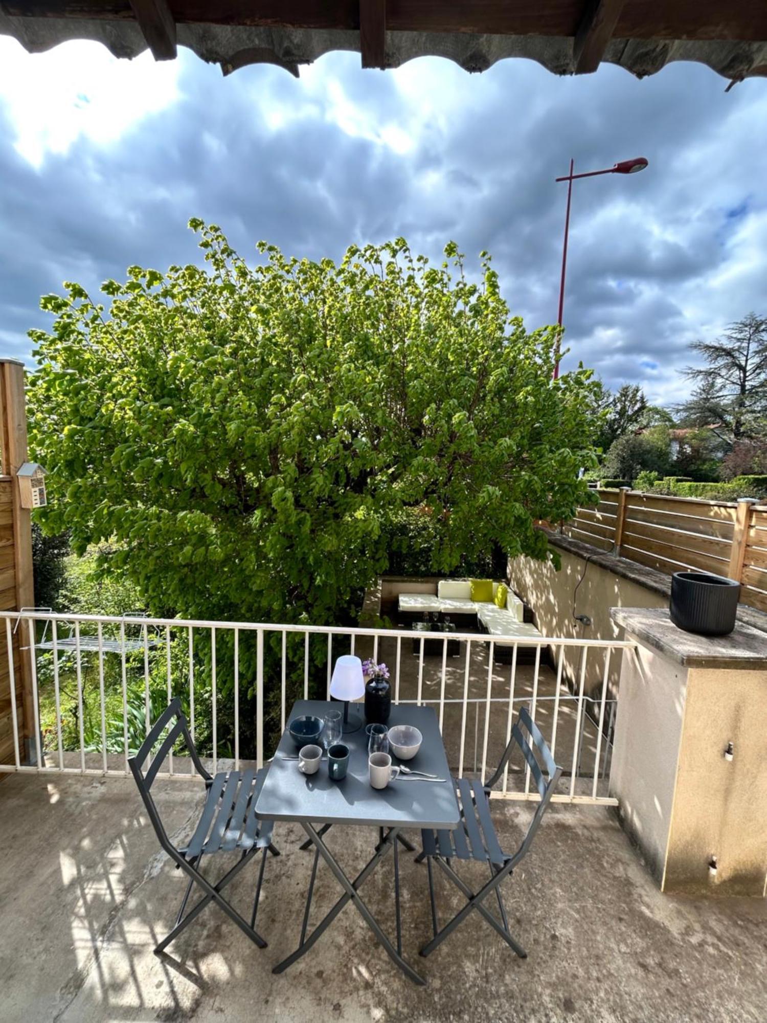 Aux 2 Terrasses Apartment *